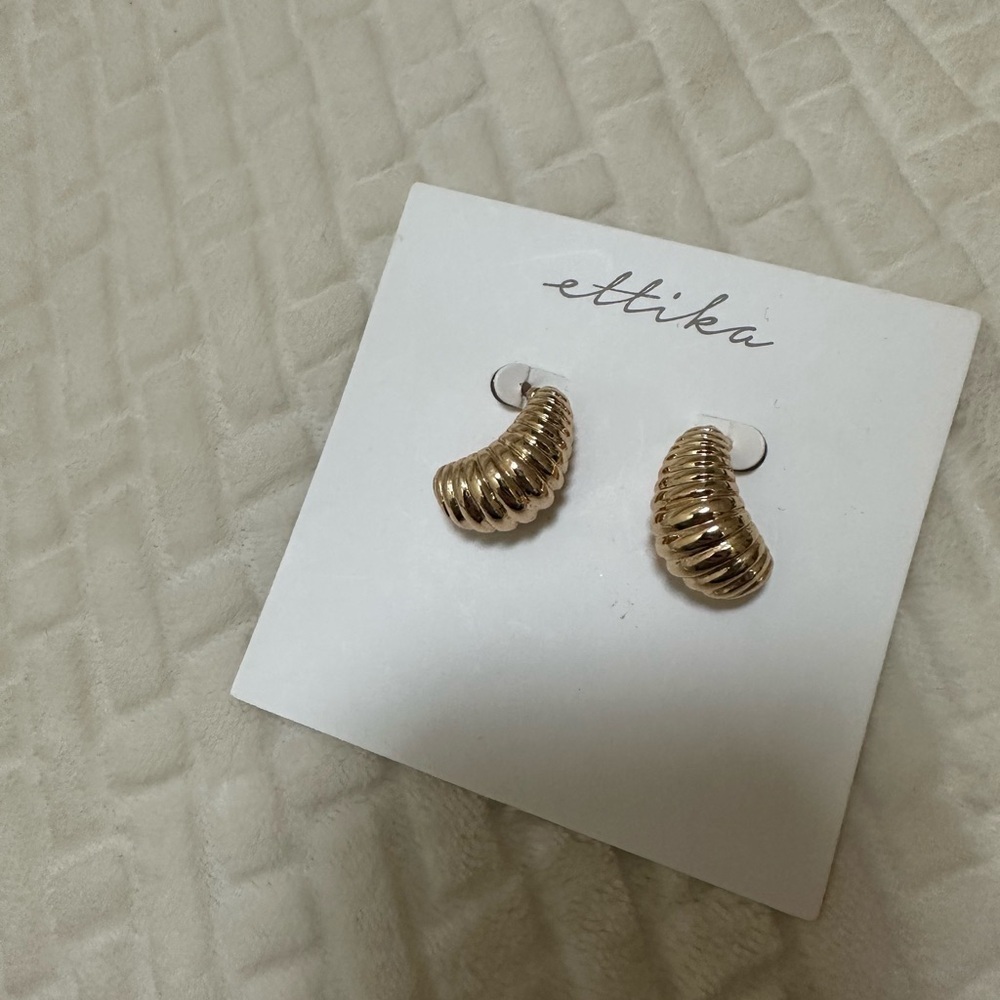 Ettika Gold tone Curved Earring Ridged Domed Crescent - Picture 5 of 5